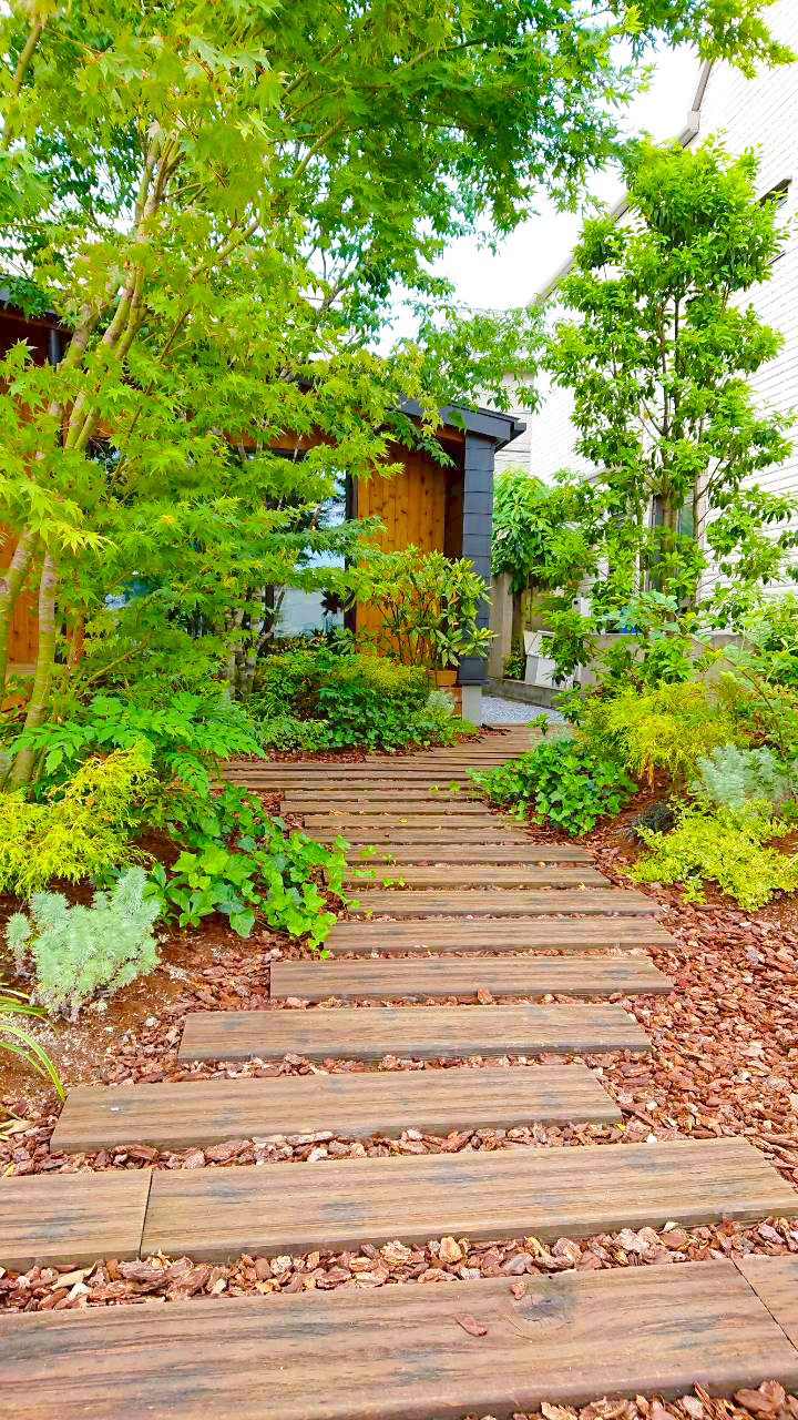 花匠の施工例 - 緑あふれるアプローチ